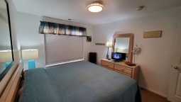 New King beds as of 2018, a flat screen TV, cable, and free Wi-Fi.